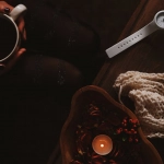 Спицы и мягкая пряжа как символ внутреннего покоя и медитации